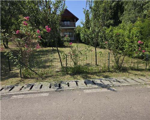 Cabana cu 2 dormitoare la Lacul Surduc – P+M, teren 445 mp, 2 terase, zon? verde superb?.